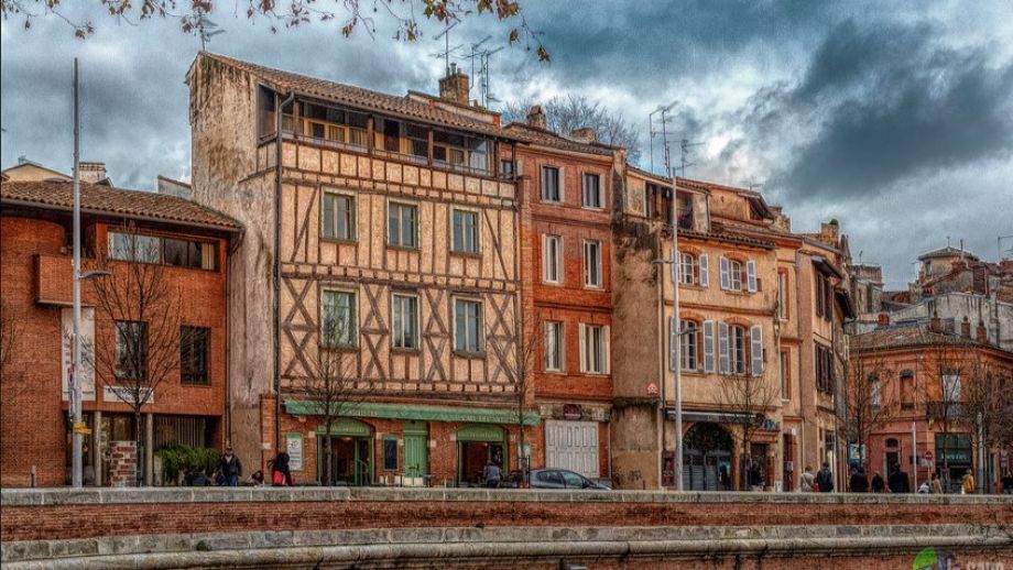 Exploration Architecturale 🔍 Découvrez la Magie de l'Architecture dans le Midi-Pyrénées