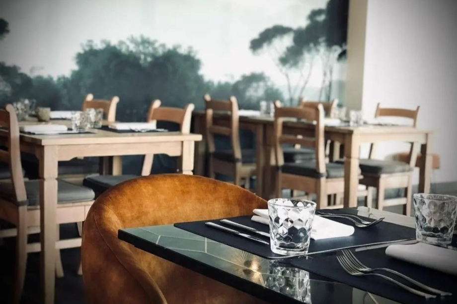 Réaménagement et décoration d'une salle de restaurant en bord de mer par Naomi MARTY