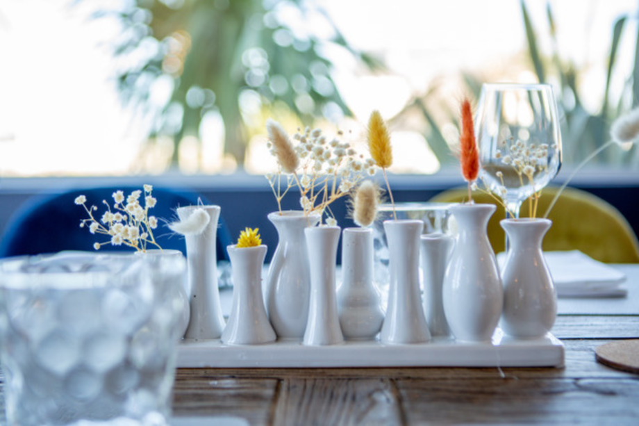 Réaménagement et décoration d'une salle de restaurant en bord de mer par Naomi MARTY